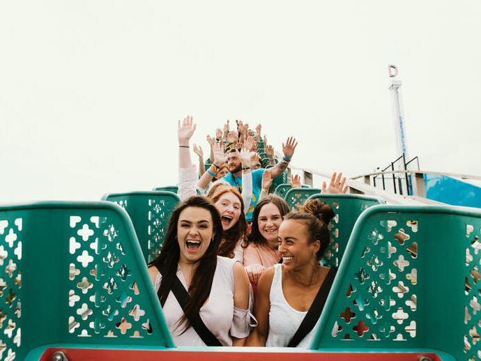 Personnes sur les montagnes russes à Dreamland Margate