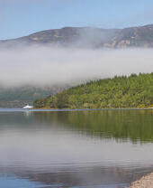 Vista de la orilla del lago con la montaña al fondo