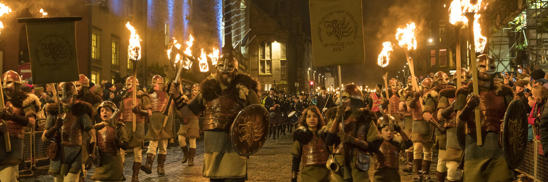 Vichinghi in una processione con fiaccole, celebrazioni dell'Hogmanay di Edimburgo