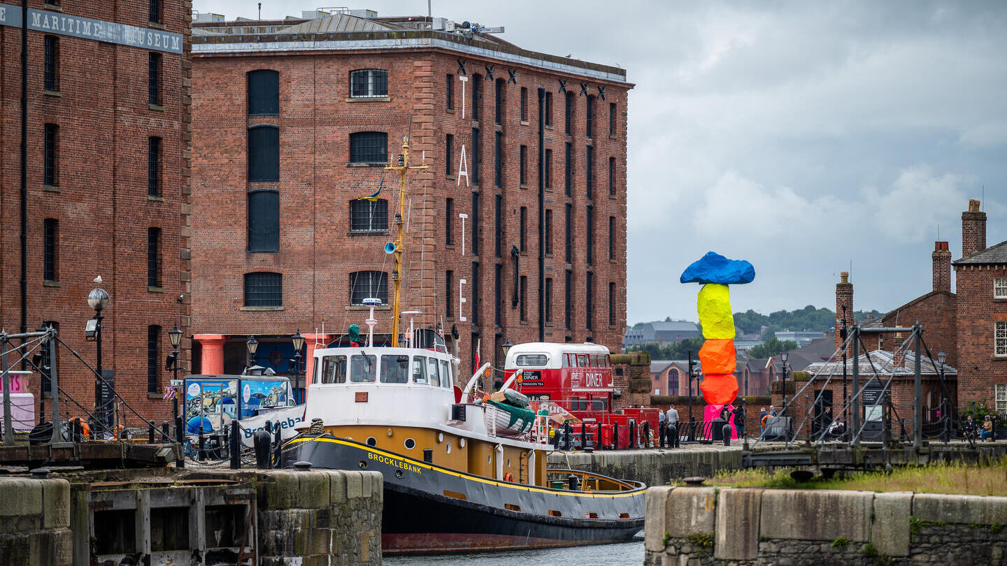 تركيب فني أمام مبنى بالقرب من الميناء