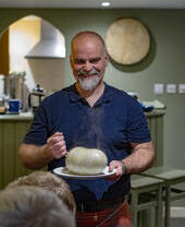Un uomo mostra ai visitatori come preparare l'haggis.