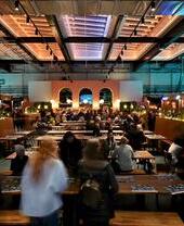 Persone che mangiano e bevono al mercato di Chester