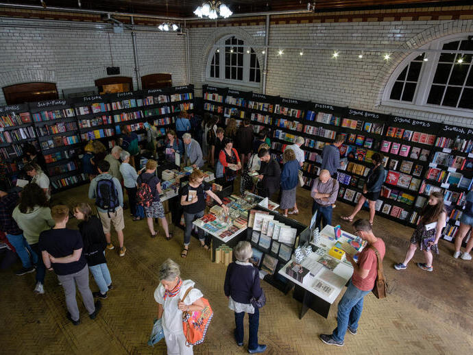 Menschen, die Bücher betrachten, Edinburgh International Book Festival