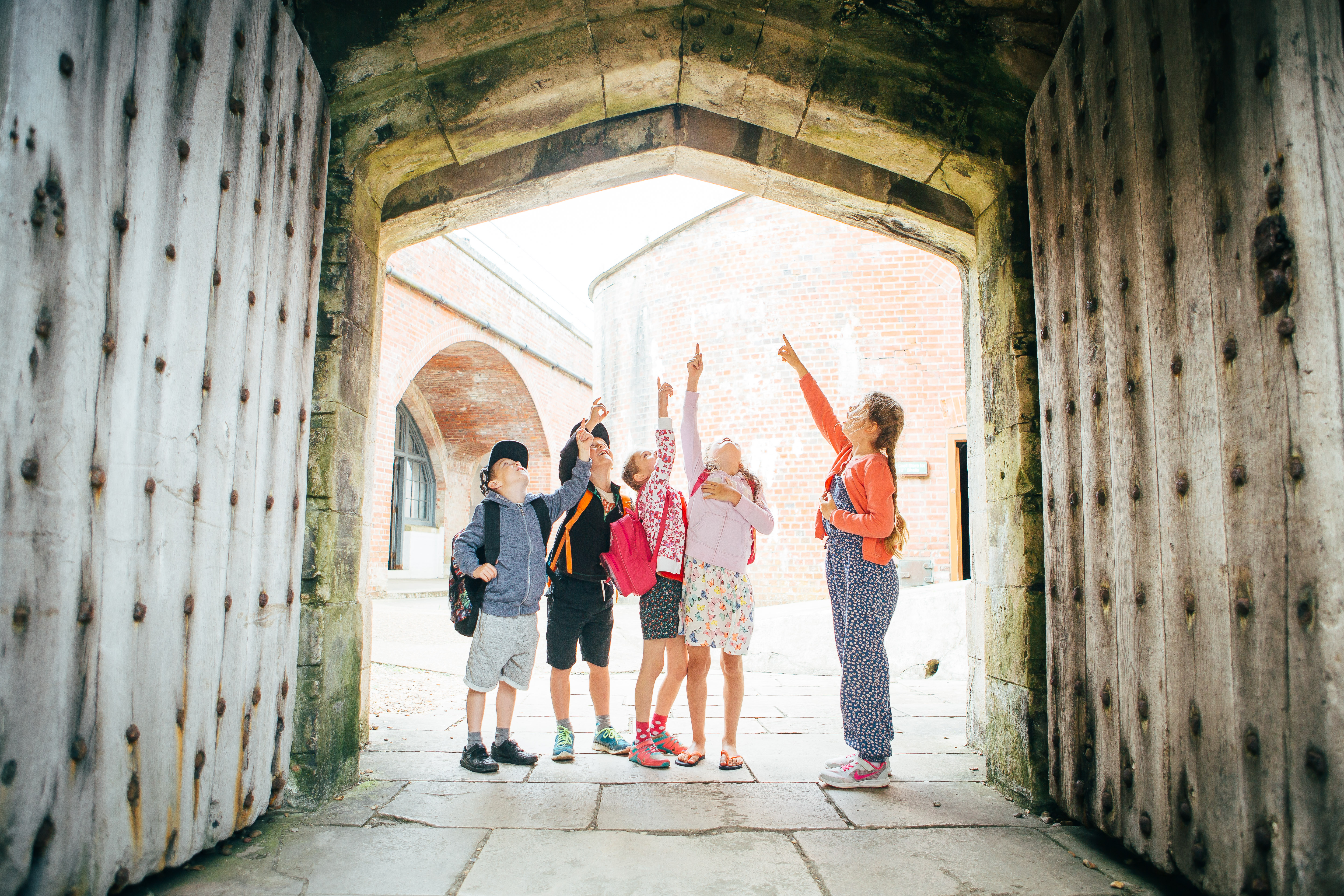 Groupe d'enfants visitant un château