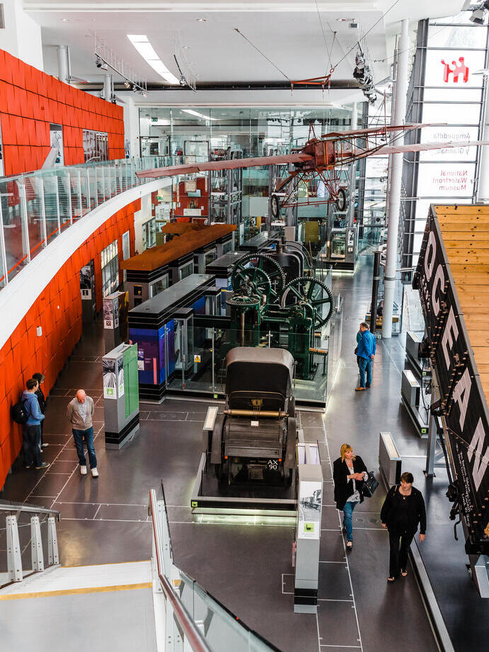 Des personnes visitant une exposition dans un musée moderne.