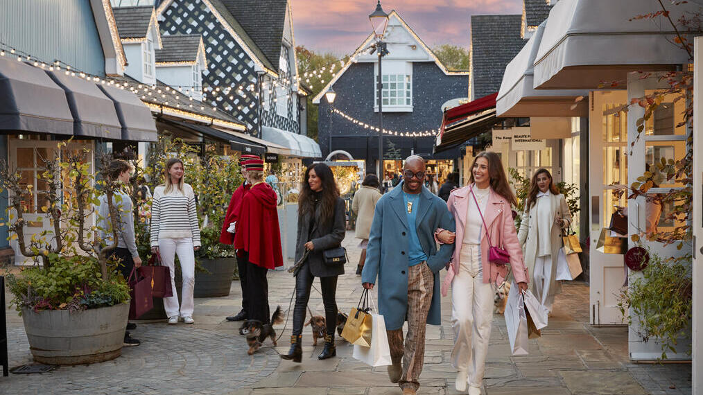 Viele Menschen, die durch Bicester Village spazieren