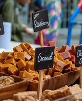 Fudge britannique traditionnel en vente dans un stand de confiserie sur un marché alimentaire local.