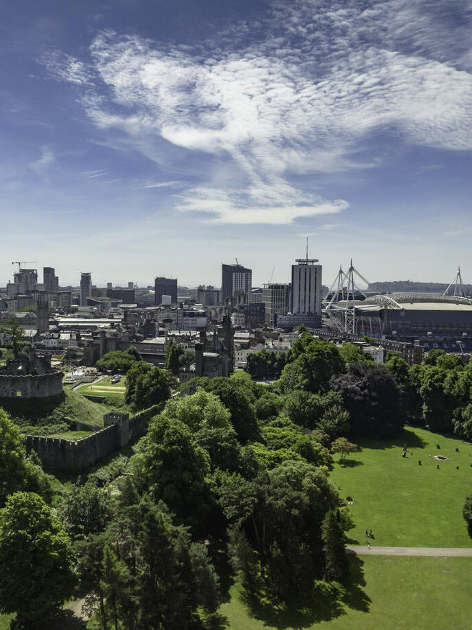 منظر من أعلى لـ بوت بارك، كارديف، مع أشجار خضراء في المقدمة وسماء زرقاء