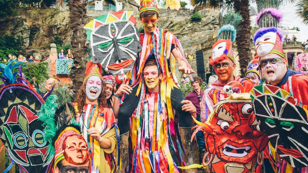 Gruppo di artisti in costumi colorati con i volti dipinti