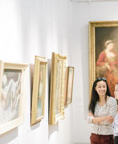 Dos mujeres mirando cuadros en una galería