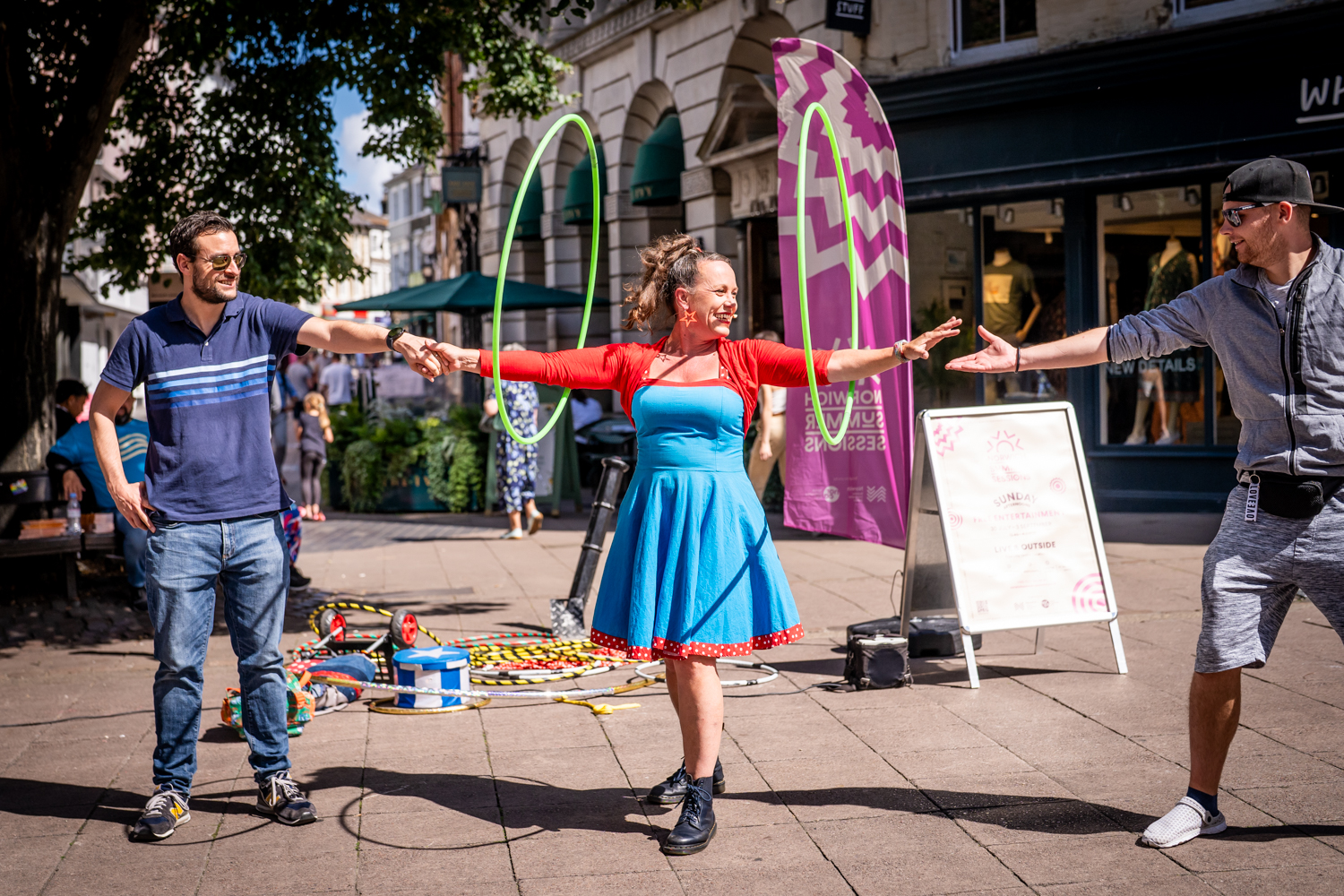 Un artista con i cerchi hula hoop all'aperto nell'ambito delle Norwich Summer Sessions