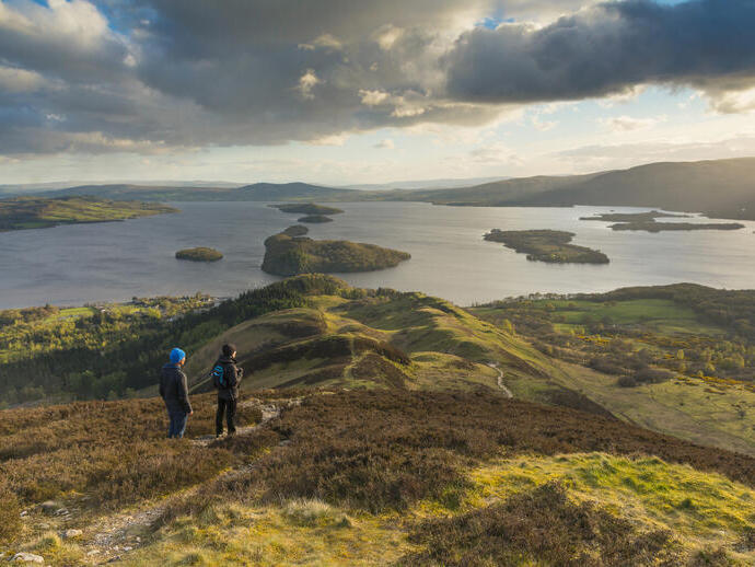 Randonneurs admirant la vue sur le Loch Lomond depuis Conic Hill, sur le West Highland Way