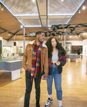 Un homme et une femme regardent des objets exposés au musée de Douvres