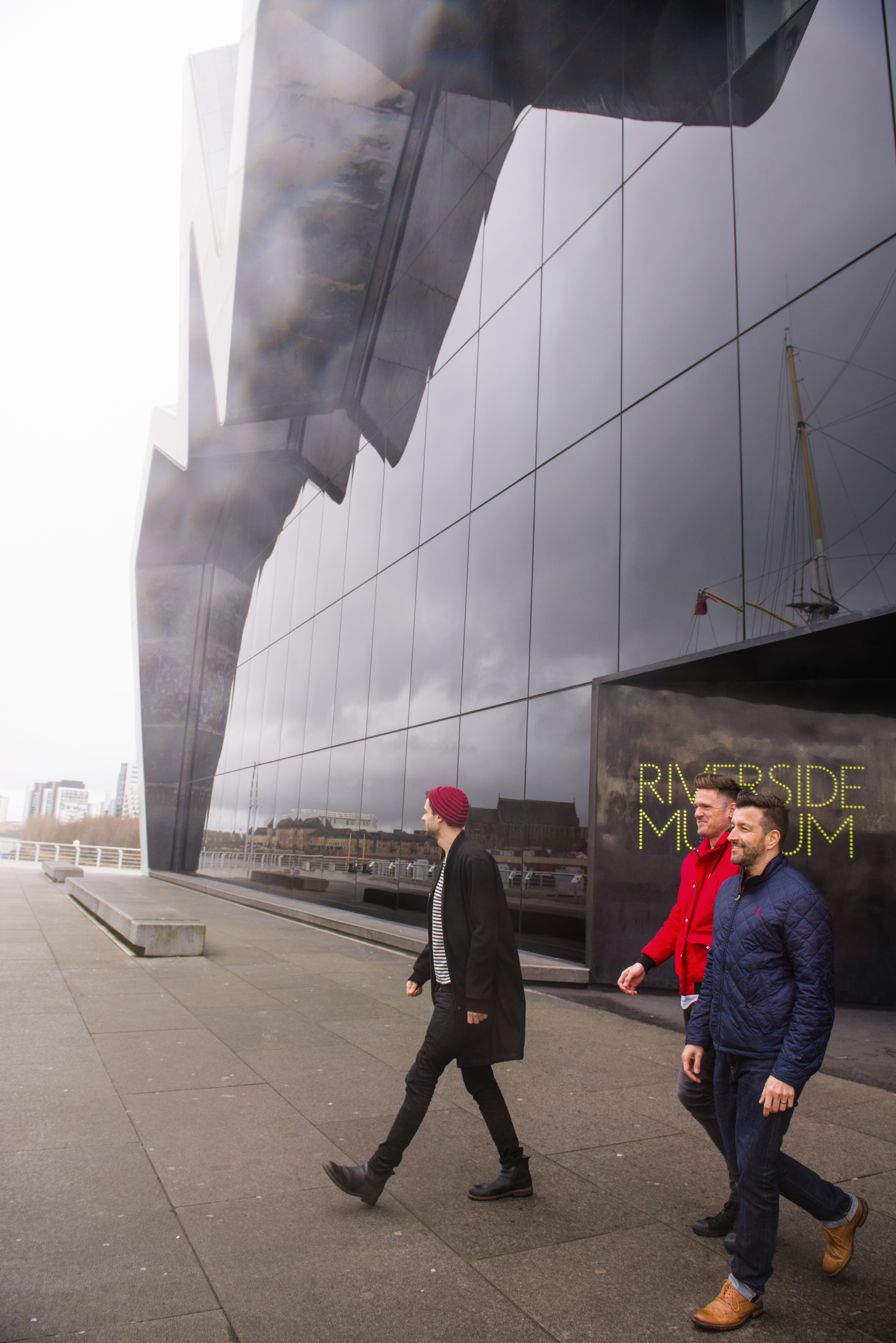 Drei Männer verlassen das Riverside Museum