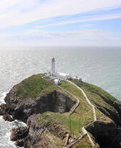 Ein Leuchtturm am Ende einer Halbinsel