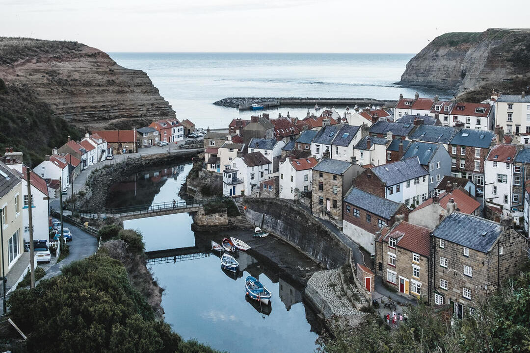Village côtier avec port et bateaux