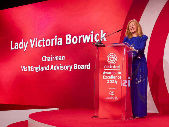 La presidenta del Consejo Asesor de VisitEngland, Lady Victoria Borwick, en el escenario de la ceremonia de los Premios a la Excelencia 2024 de VisitEngland