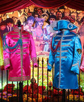 Costumes colorés à l'intérieur d'une exposition du musée