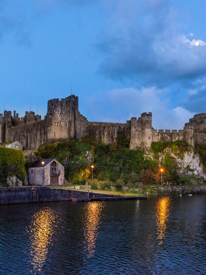 Un château surplombant une rivière.