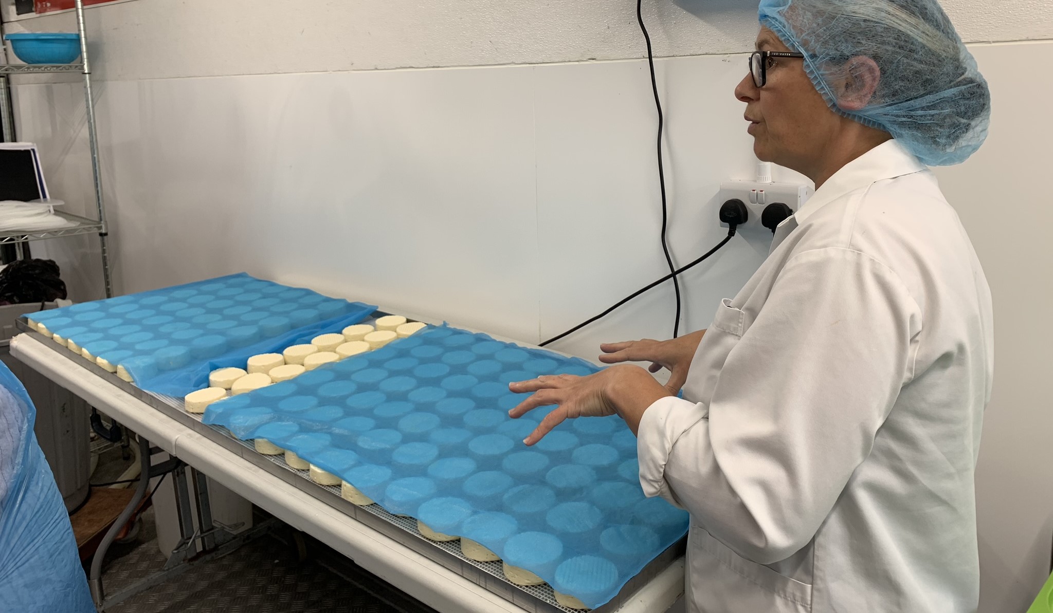 Eine Führung durch die Teesdale Cheesemakers, bei der man die Herstellung lokaler Käsesorten beobachten kann