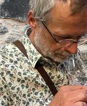 Ein Mann probiert Whisky in der Ballindalloch Distillery im Norden Schottlands