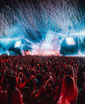 Multitud frente al escenario principal de un festival de música