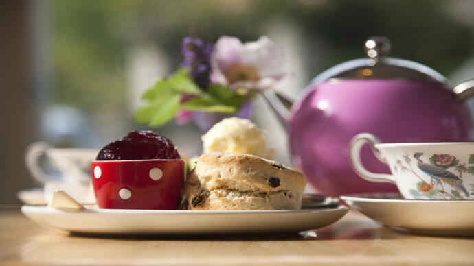 Bollos, mermelada y nata sobre una mesa