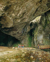Un groupe de personnes s'apprêtant à entrer dans la grotte de Smoo, une grande caverne calcaire près de la côte nord de Durness