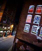 Obra de arte iluminada en una pared de Bristol como parte del Festival de la Luz de Bristol