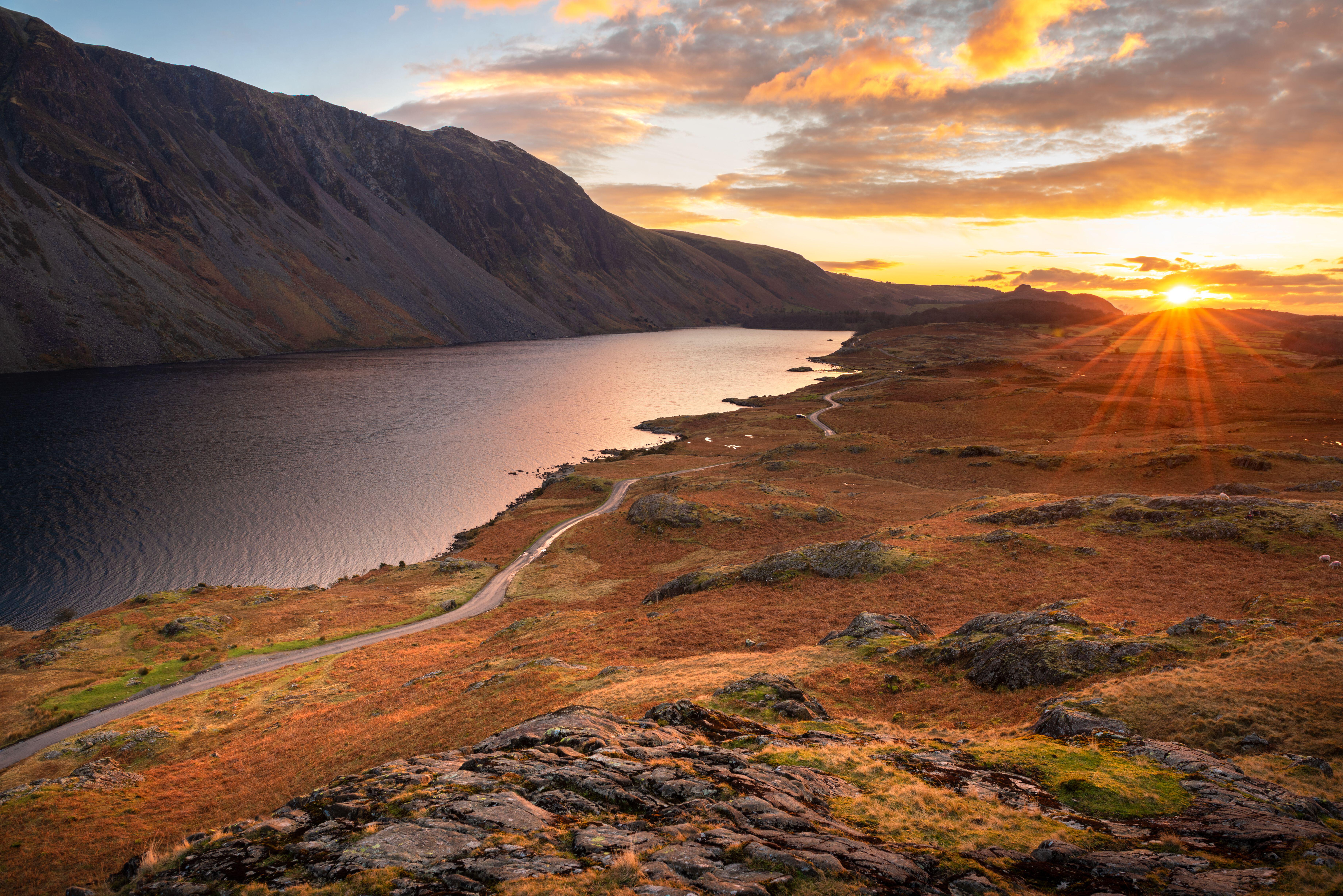 Luchtfoto van het Wastwater-meer met prachtige zonsondergangwolken in de lucht. Lake District, Engeland.