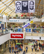 Una toma interior del centro comercial Castle Quarter en Norwich