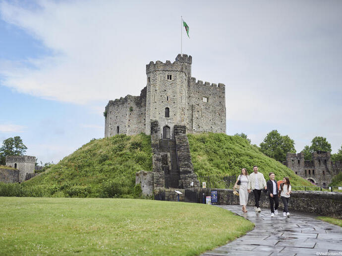 Famille marchant devant un château
