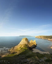 Panoramablick über die Küste und einen Sandstrand