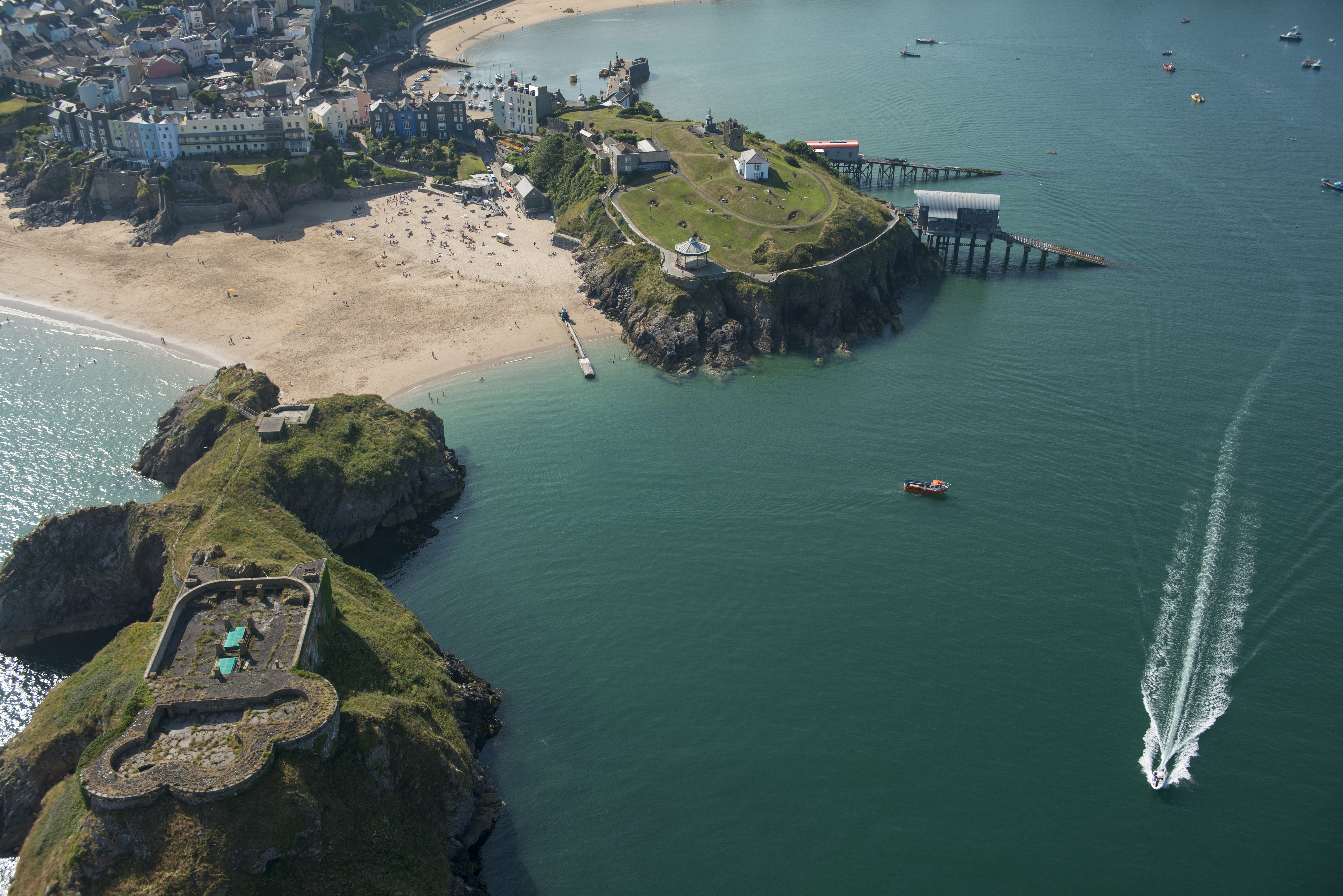 Côte d'une ville avec plage et château