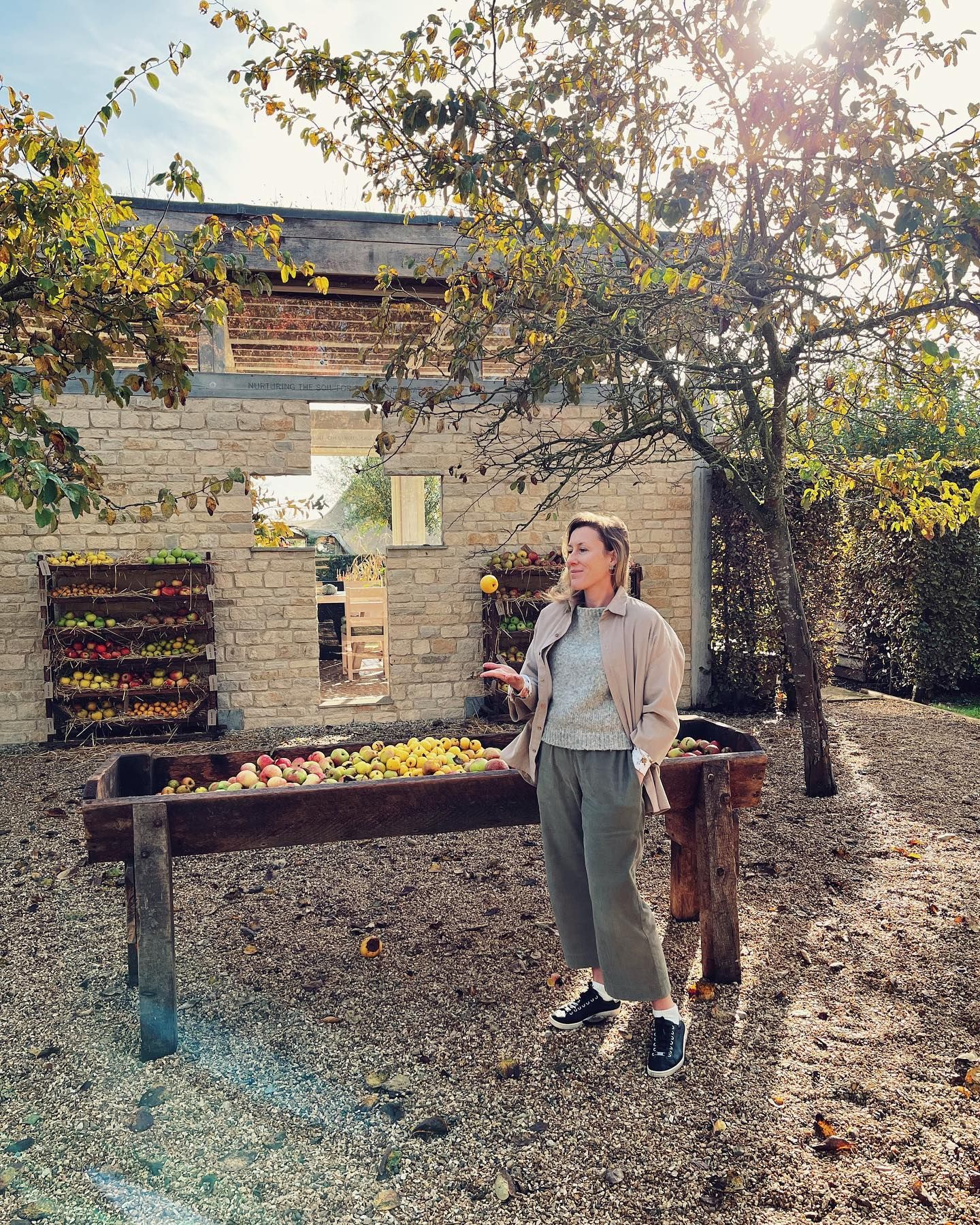 Donna accanto a una vasca di mele, Dalesford Organic Farm