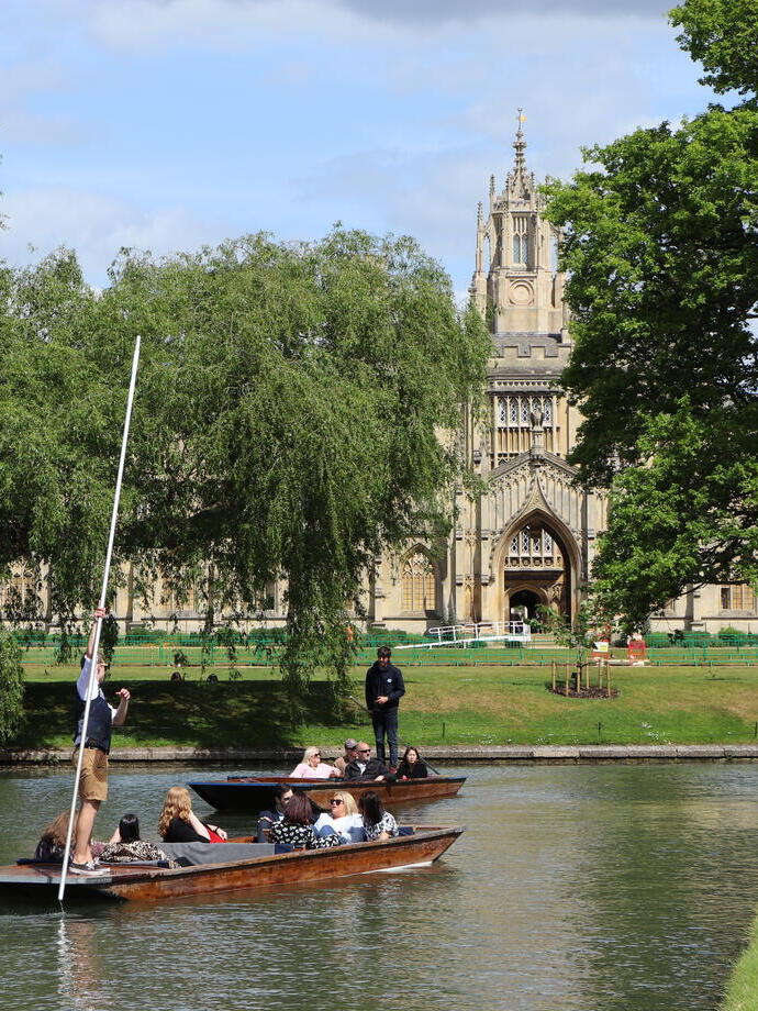 Un tour in barca che passa davanti a un edificio storico dell'università di Cambridge