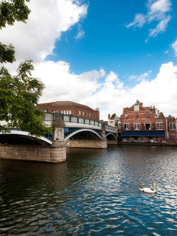 Vista del puente Eton, que cruza el río Támesis en Windsor
