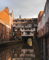 Edifici in legno bianco e nero affacciati sul fiume Witham a Lincoln