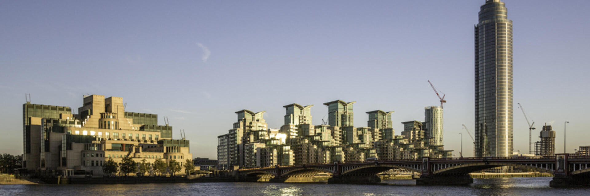 Vista de Vauxhall desde el otro lado del río Támesis, Londres