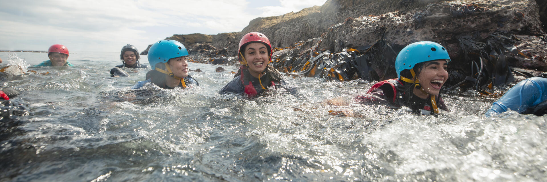 Adolescentes practicando coasteering en el noreste de Inglaterra, en Beadnell.