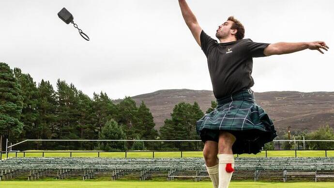 Hombre en eventos pesados en Braemar Gathering