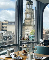 Nachmittagstee auf einem Tisch im Windows Restaurant, das zum Carlton George Hotel in Glasgow gehört