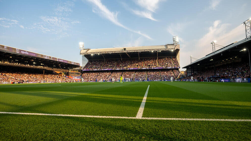Vista de un gran estadio durante un partido de fútbol