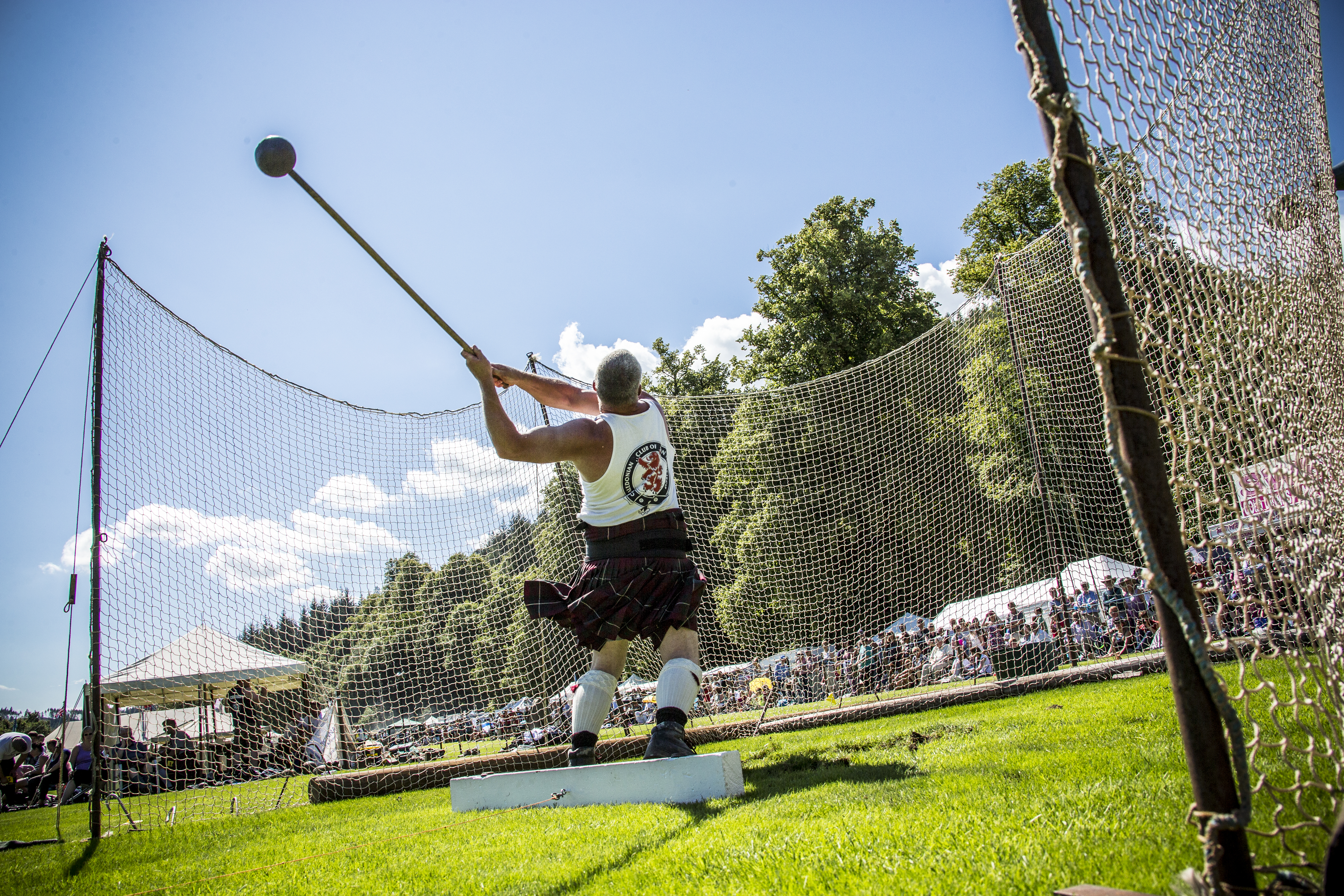 Inveraray Argyll Highland Games im Inveraray Castle. Mann in einem Kilt beim Hammerwurf.