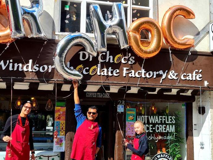 Il personale in posa fuori dalla Dr Choc's Windsor Chocolate Factory