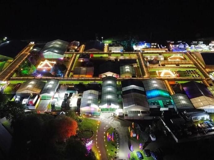 Vista aérea del festival literario por la noche