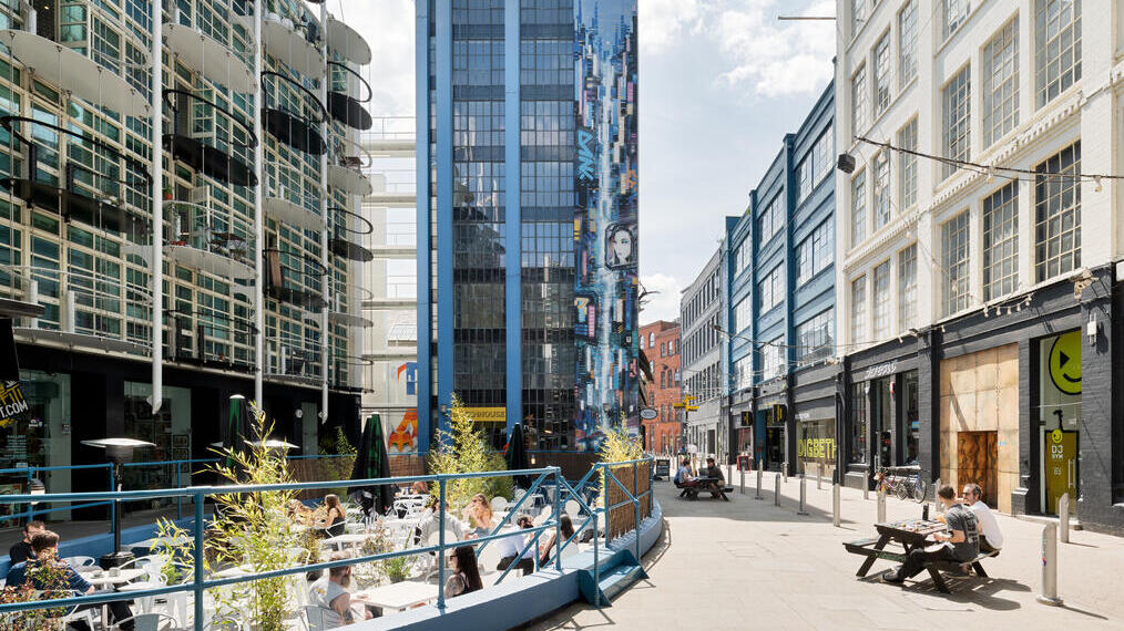 Des gens assis à Digbeth Estate, Birmingham