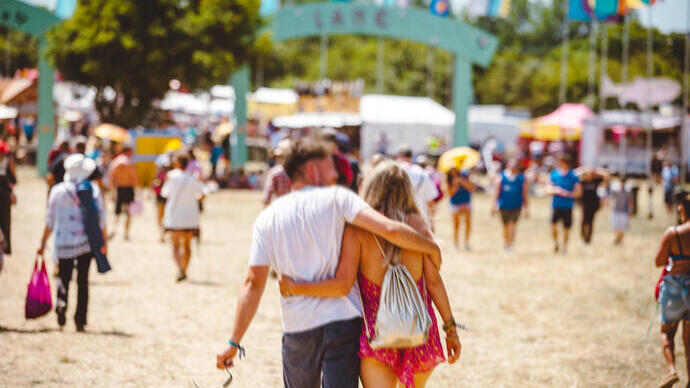 Una coppia che passeggia all'Isle of Wight Festival