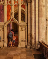 Una donna e un bambino esplorano l'interno della Cattedrale di Norwich