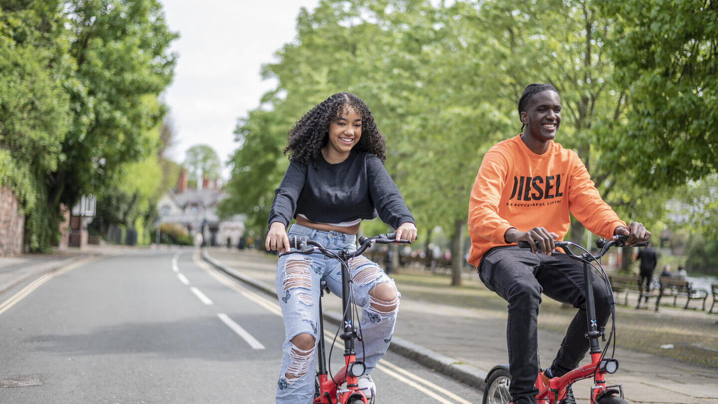 Due persone in bicicletta durante un tour di Chester
